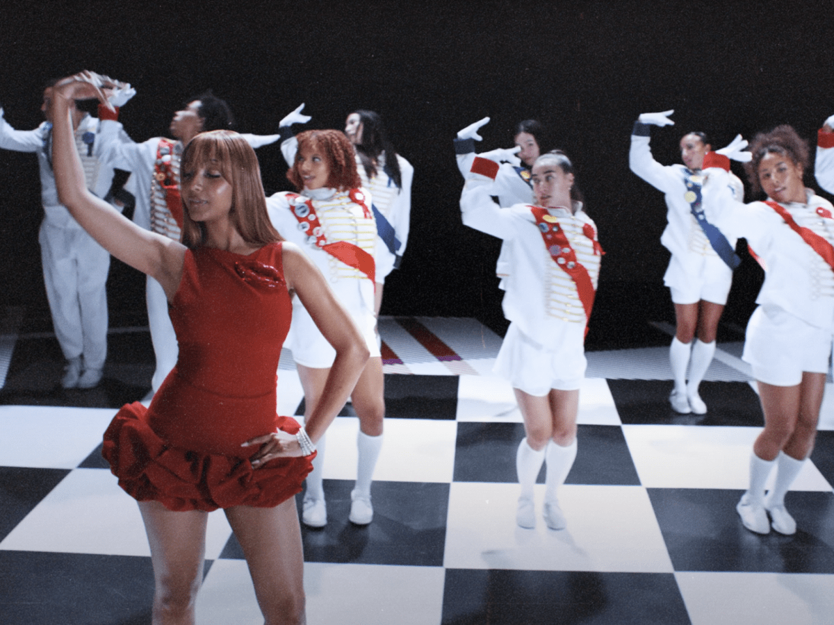 pinkpantheress stuns in the music video for ‘romeo’